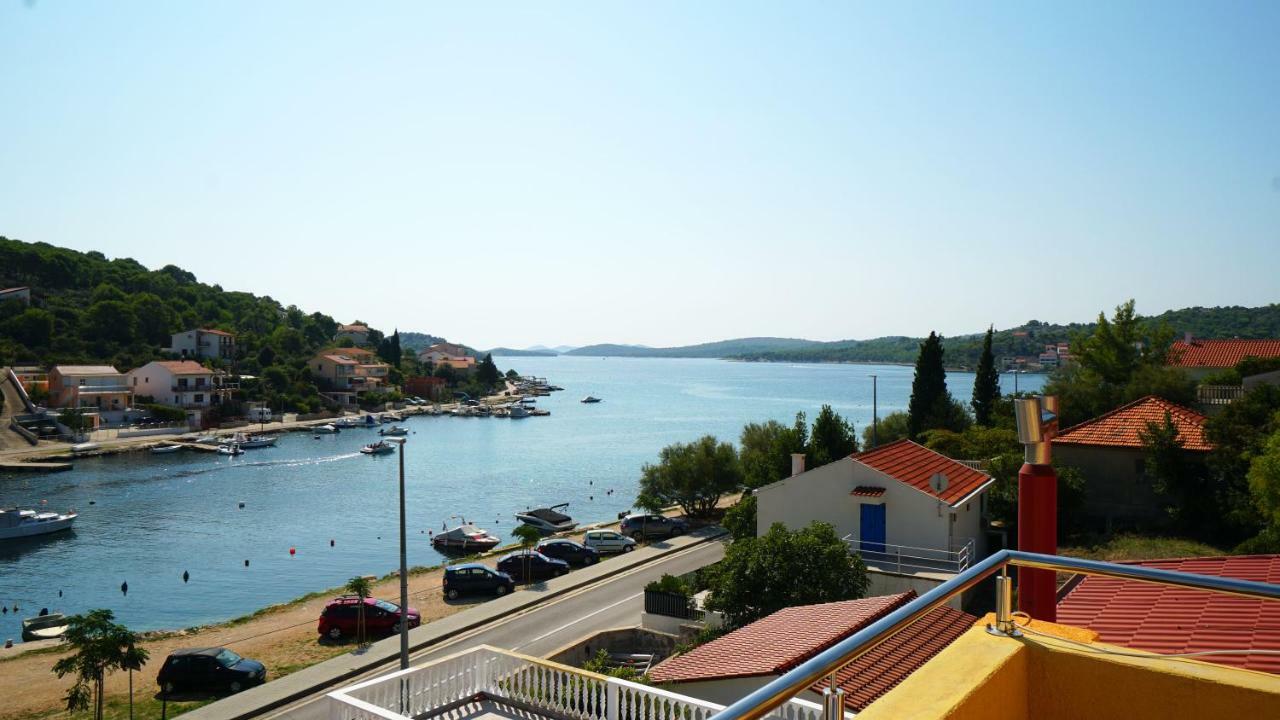 Guest House Sandra Tisno Esterno foto